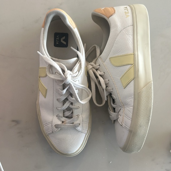 Veja Sneakers - Picture 2 of 3